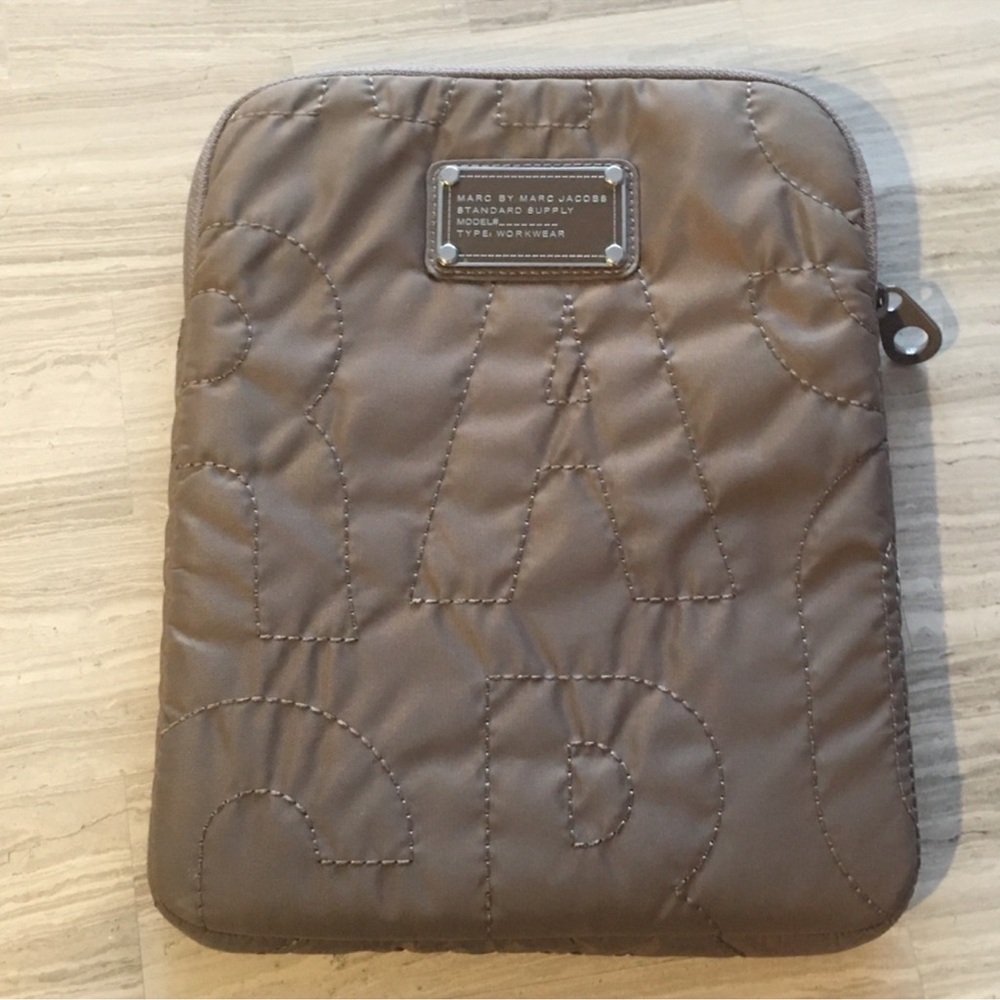 MARC BY MARC JACOBS 'Workwear' Tan 10"
Tablet Case